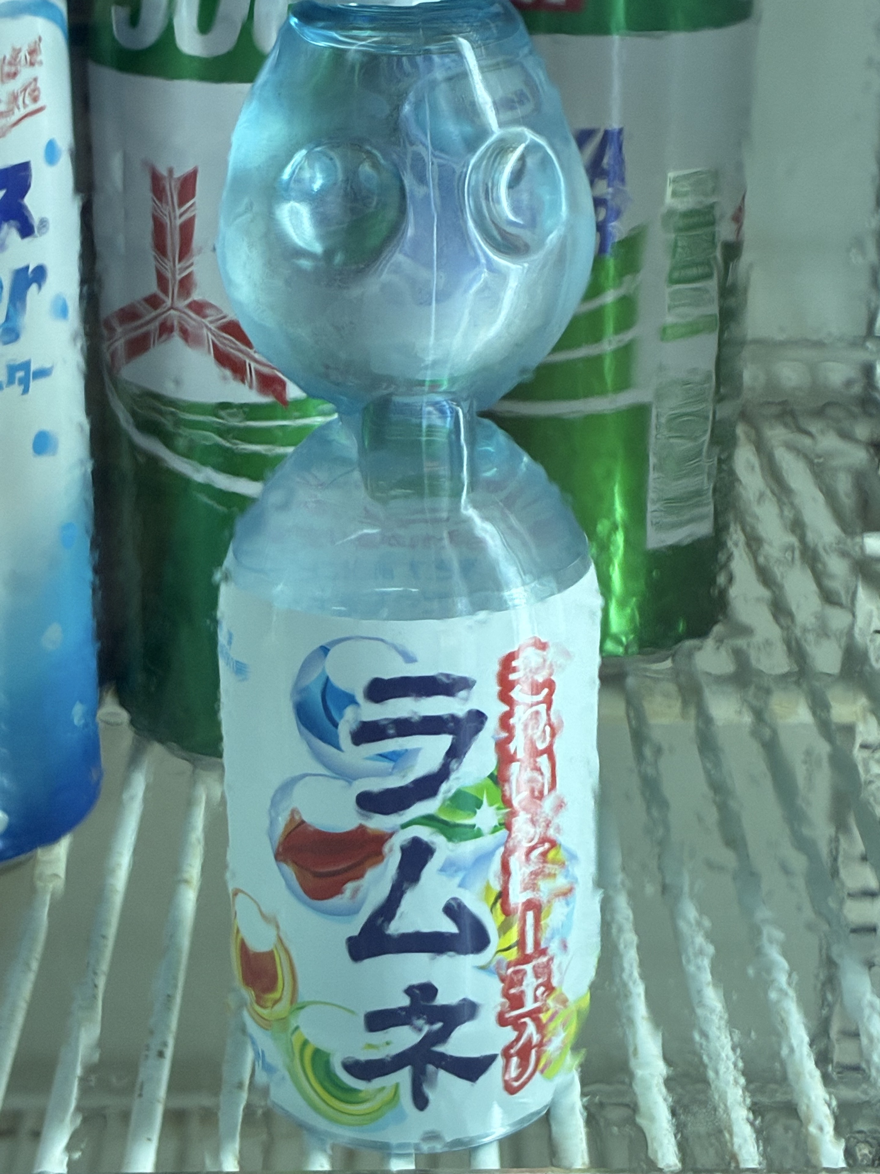 冷蔵庫に並ぶラムネ