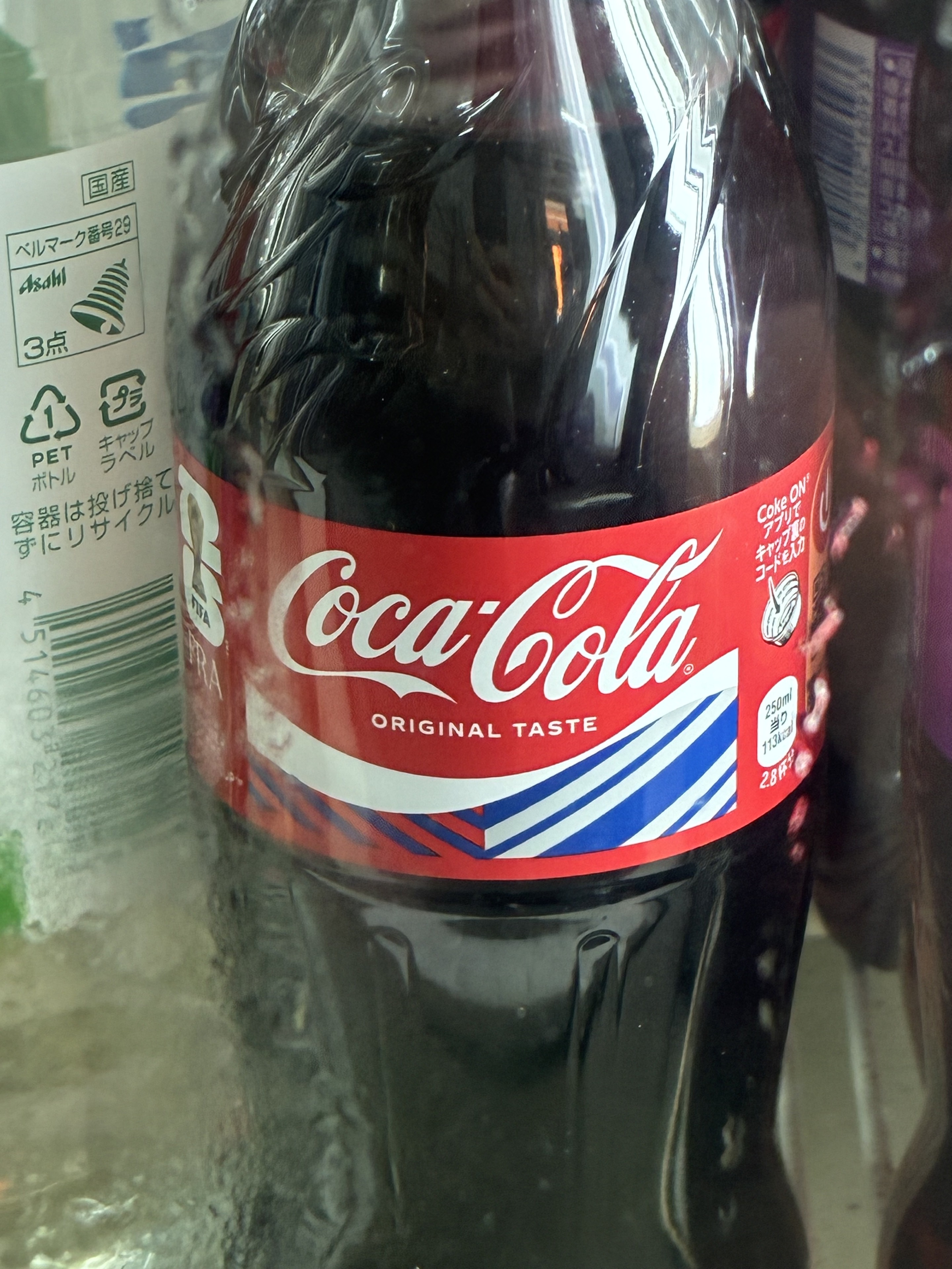 冷蔵庫に並ぶコカ・コーラ