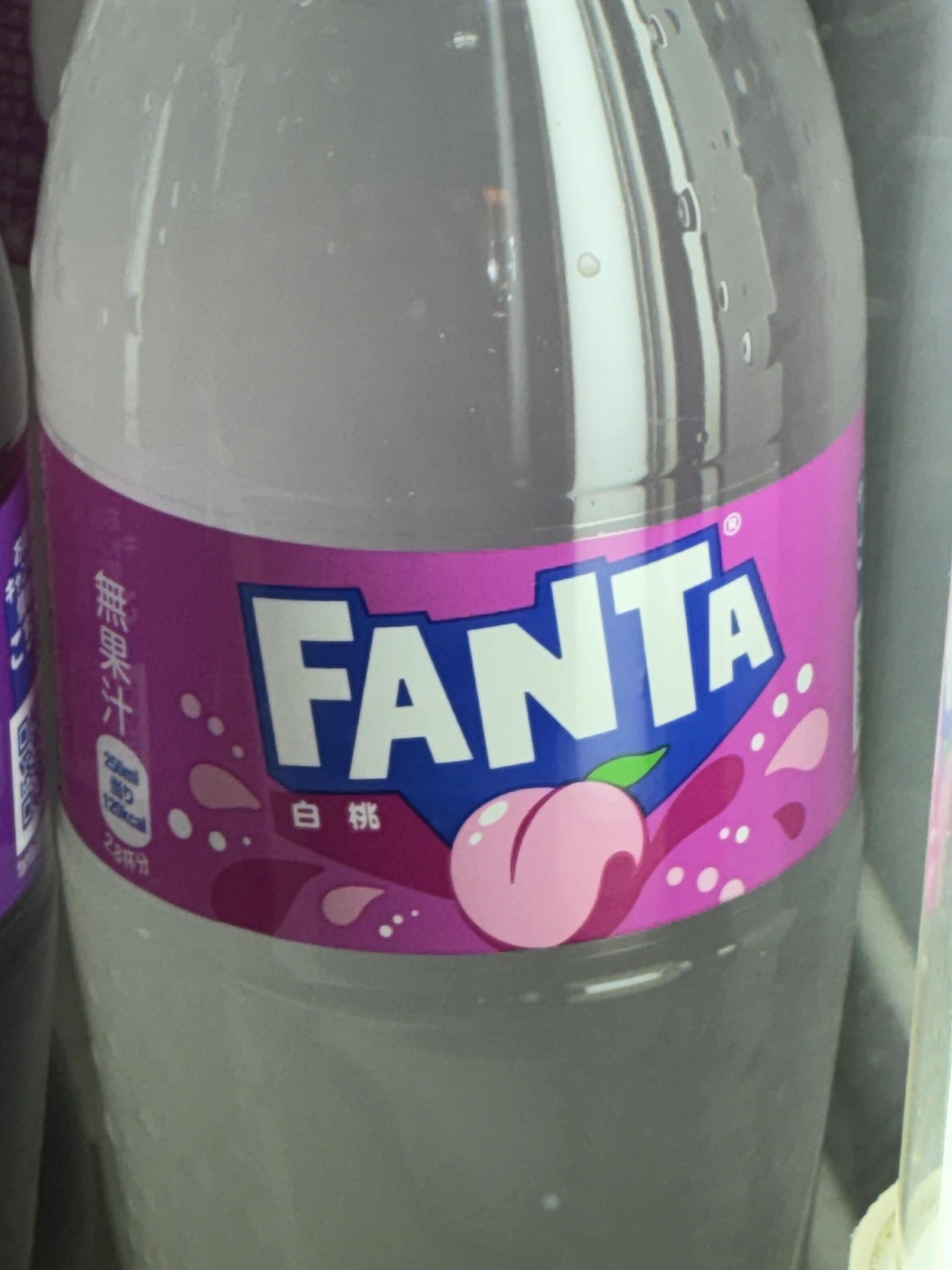 冷蔵庫に並ぶファンタ白桃