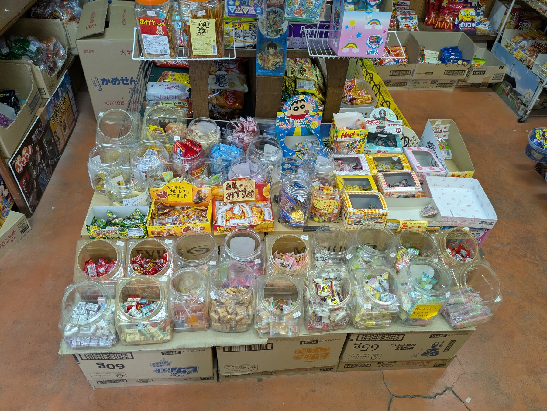 中村商店の店内に並ぶ駄菓子のケース