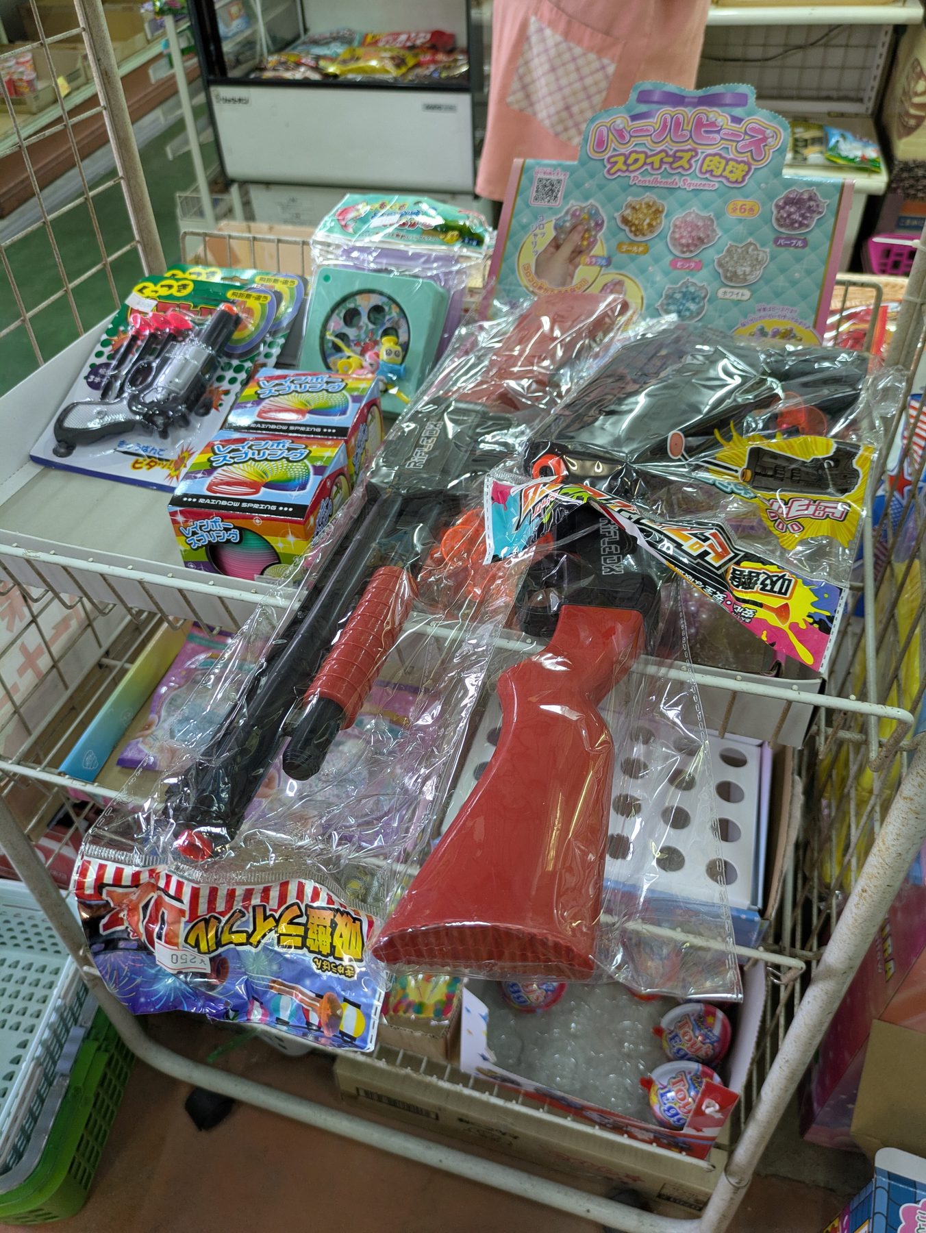 水鉄砲やスクイーズなどが並ぶおもちゃ棚