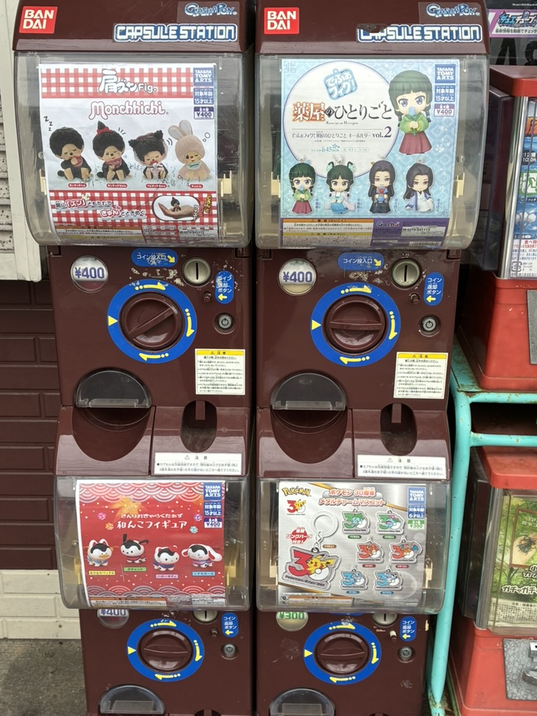 新しいガチャガチャが並ぶ店頭
